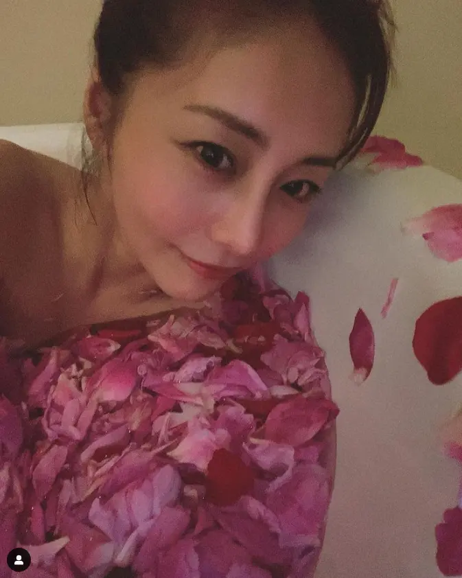 【画像・写真】熊切あさ美　“花びら風呂”入浴姿披露に「色っぽい」「超セクシー」「おぉ～ゴージャス」
