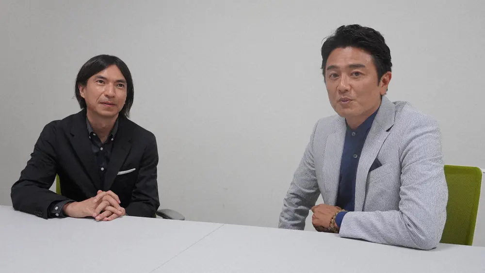 TOKYO　MX「バラいろダンディ」のMCを務めるふかわりょう（左）と原田龍二
