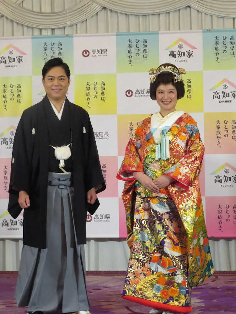 高知県のプロモーション会見に結婚衣装で登場した（左から）三山ひろし、島崎和歌子