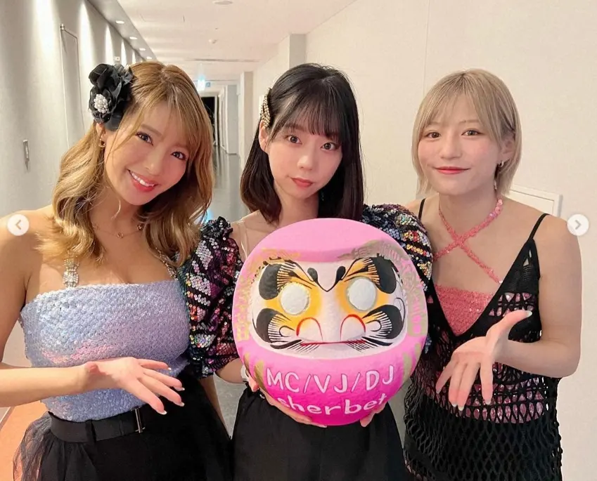 【画像・写真】橋本梨菜　チューブトップ＆ショーパン姿披露に「ナイスプロポーション！」「魅力的！」