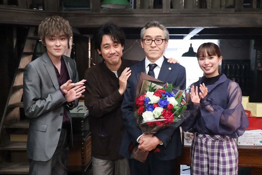 【画像・写真】大泉洋「元彼の遺言状」撮了　関水渚らと完走　“バディ”綾瀬はるかの粋なサプライズ登場に感激