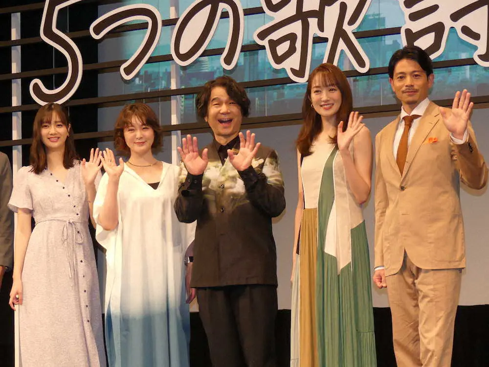 スターチャンネルのドラマ「5つの歌詩（うた）」の完成披露上映会で舞台あいさつした（左から）新川優愛、貫地谷しほり、中村正人、高梨臨、吉沢悠