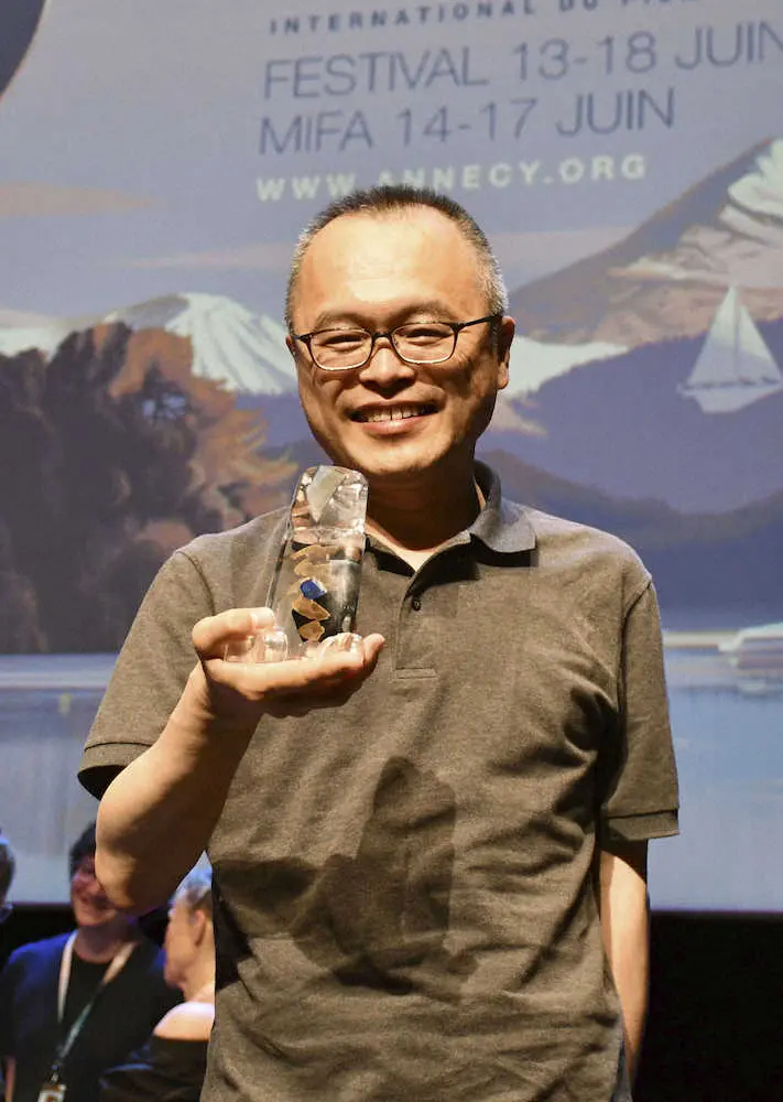 アヌシー国際アニメーション映画祭で長編コントルシャン部門賞を受賞し、笑顔を見せる山村浩二監督