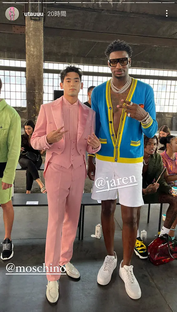 【画像・写真】本木雅弘の長男でモデルのUTA　NBAスターとの2ショット披露　1メートル90の長身も小柄に…
