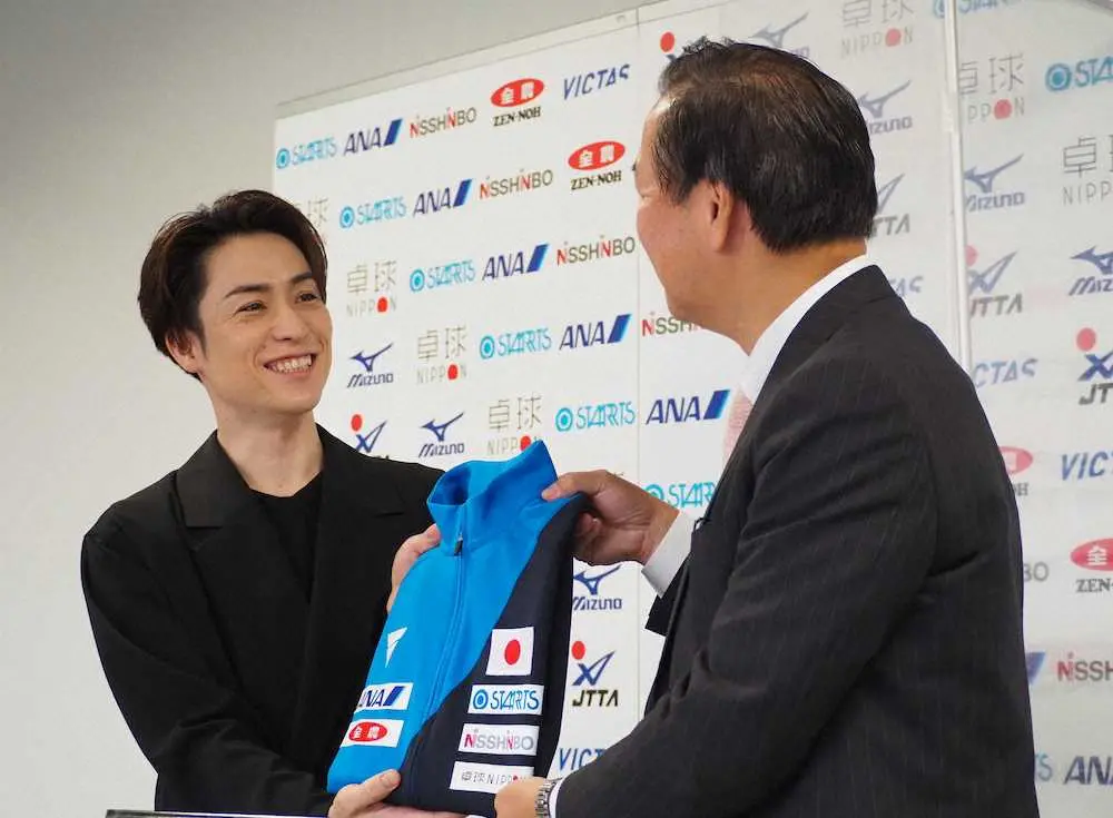日本卓球協会・宮崎義仁専務理事（右）から代表ジャージーを手渡され笑顔のEXILE　TETSUYA