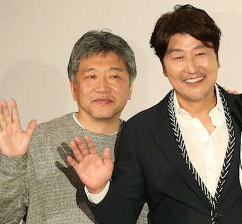 是枝裕和監督（左）と韓国人俳優ソン・ガンホ