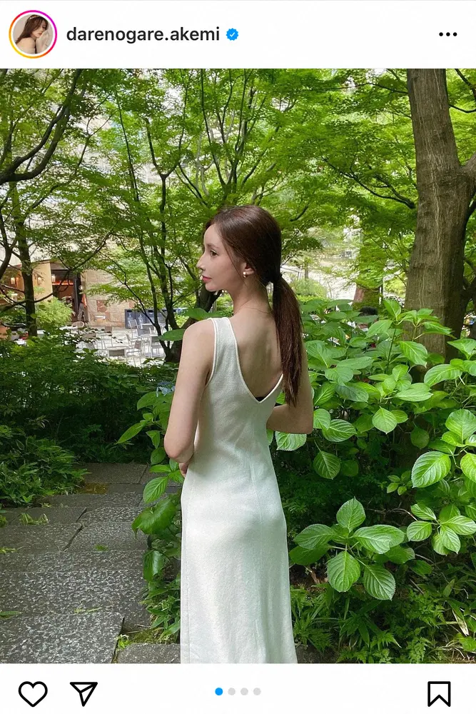 【画像・写真】ダレノガレ明美　美背中チラリ…純白ノースリワンピ姿に「スタイル最強」「きれいで見惚れる」