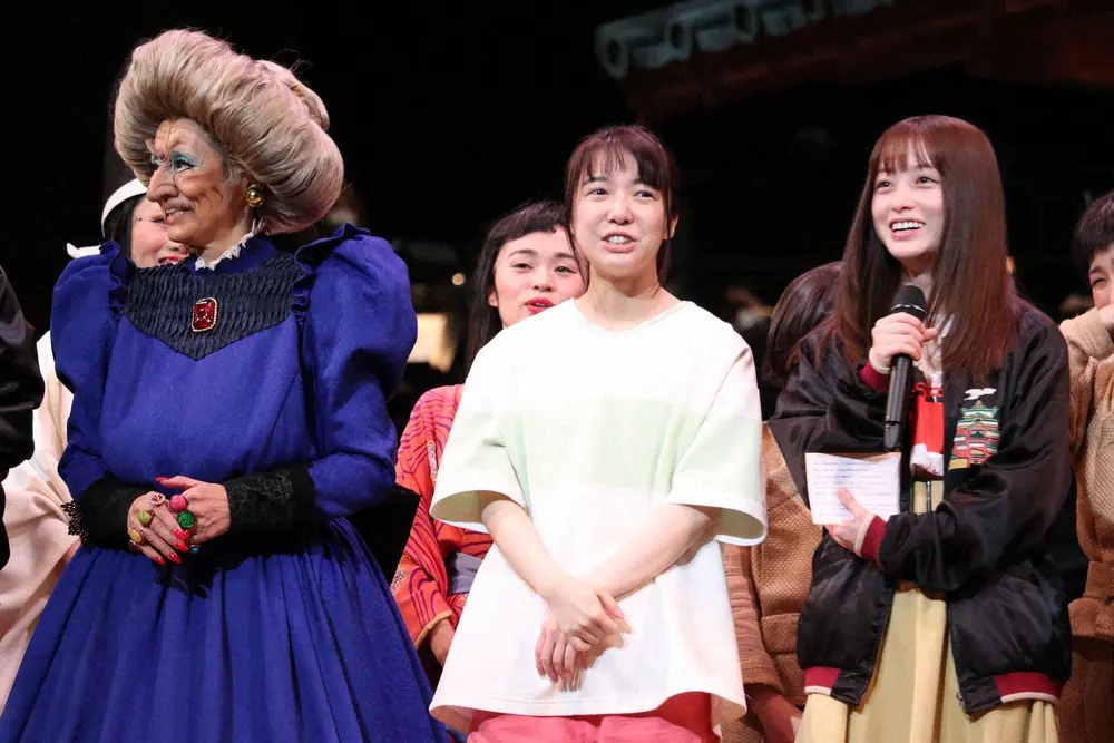 今年3月、舞台「千と千尋の神隠し」東京公演千秋楽を迎えた（左から）夏木マリ、上白石萌音、橋本環奈