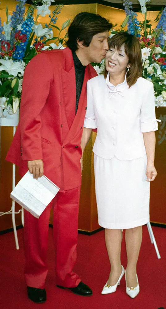 2002年、田代純子との婚約を発表するゴージャス松野
