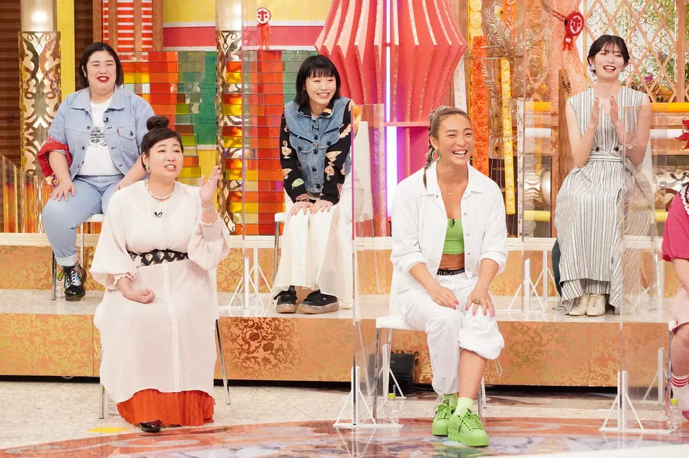 「ホンマでっか!?TV」に出演する（上段左から）熊元プロレス、小出真保、美緒、（下段左から）馬場園梓、AYA（C）フジテレビ