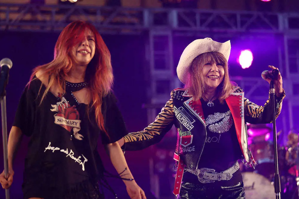 21年4月に開催された「NAONのYAON」で寺田恵子（左）とステージに立つ葛城ユキさん
