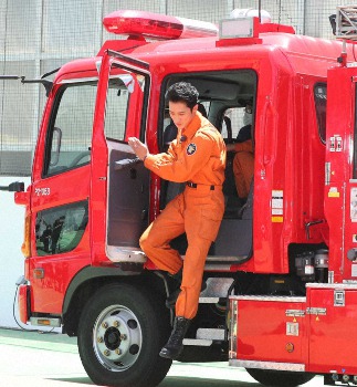 Snow Man岩本 高校に消防士姿でサプライズ登場 - スポニチアネックス Sponichi Annex