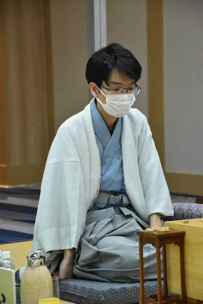 【画像・写真】豊島九段、藤井王位に先勝「攻めがつながるか微妙で、難しかった」対藤井のタイトル戦連敗を6で止める
