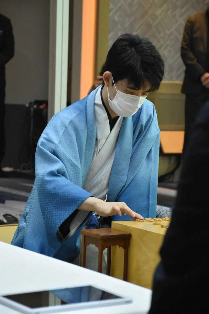 【画像・写真】藤井王位、黒星スタート「攻め込まれて怖い展開が続いた」