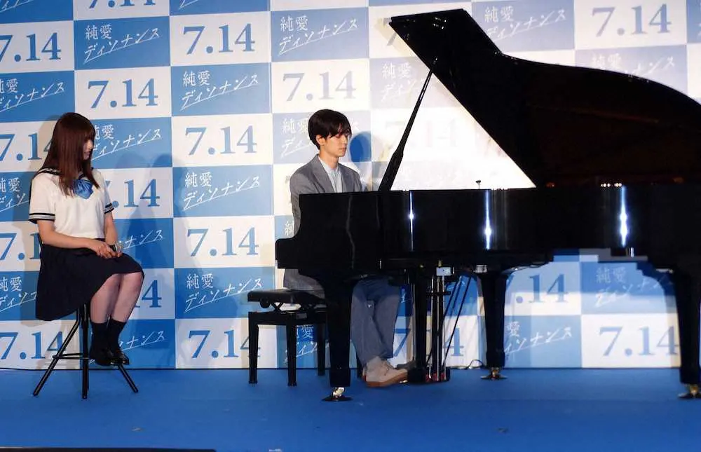 フジテレビ連続ドラマ「純愛ディソナンス」の会見でピアノを披露する「Hey！　Say！　JUMP」中島裕翔と、それを見守る吉川愛