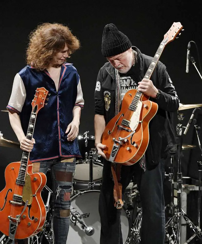 45年前に盗難に遭ったギターを日本のミュージシャンTAKESHI（左）から受け取ったランディ・バックマン