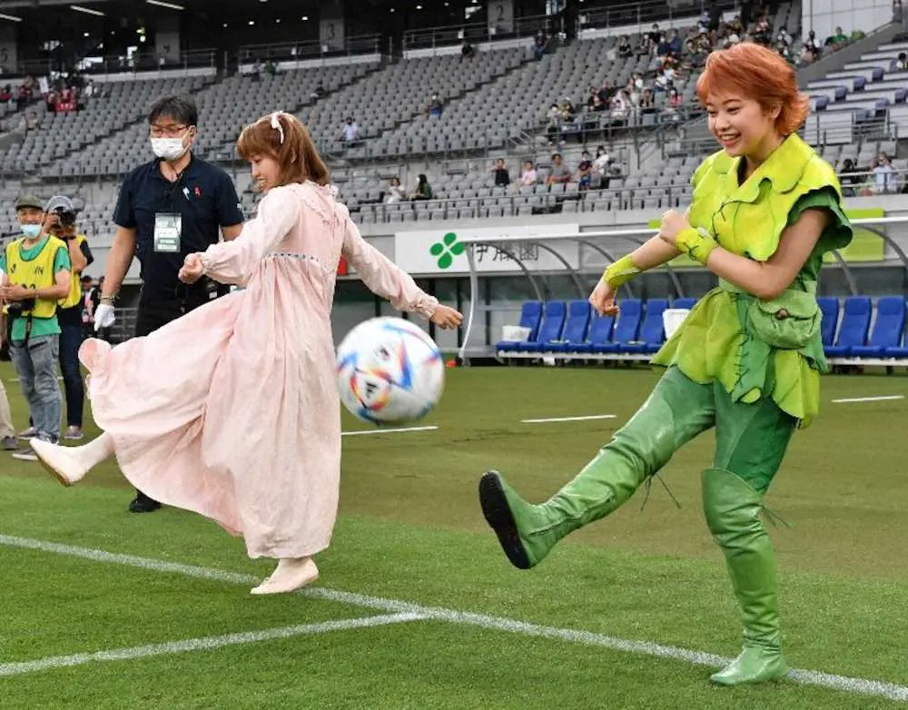 ボールをピッチにキックインするピーター・パン役の吉柳咲良（右）とウェンディ役の岡部麟（c）TOKYO　VERDY