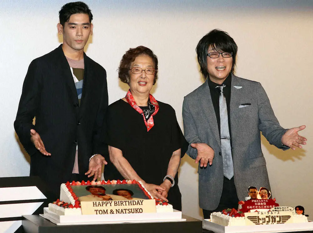 映画「トップガン　マーヴェリック」のトークイベントで誕生日を祝福された戸田奈津子さん（中央）とUTA（左）、森川智之