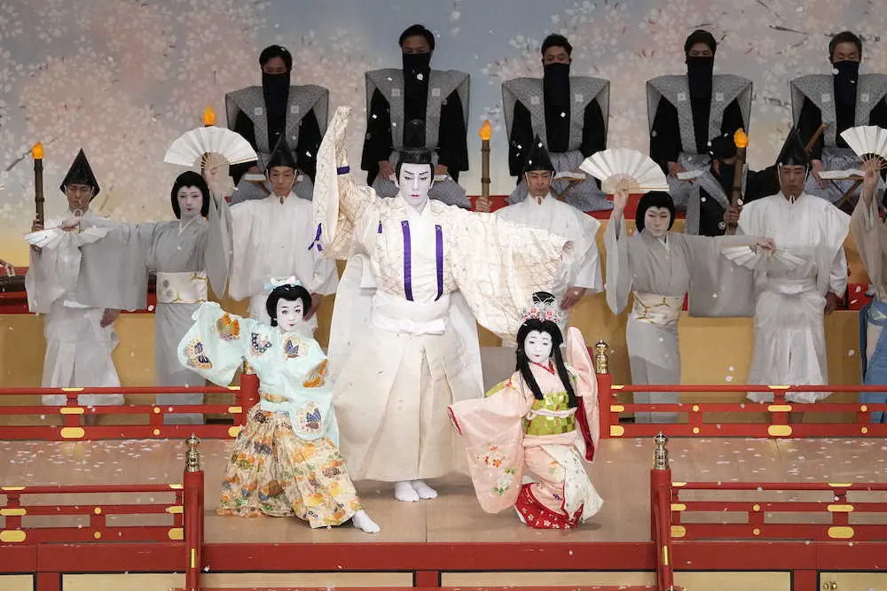 「七月大歌舞伎」の第2部「雪月花三景　仲国」に出演した（左から）堀越勸玄くん、市川海老蔵、市川ぼたん