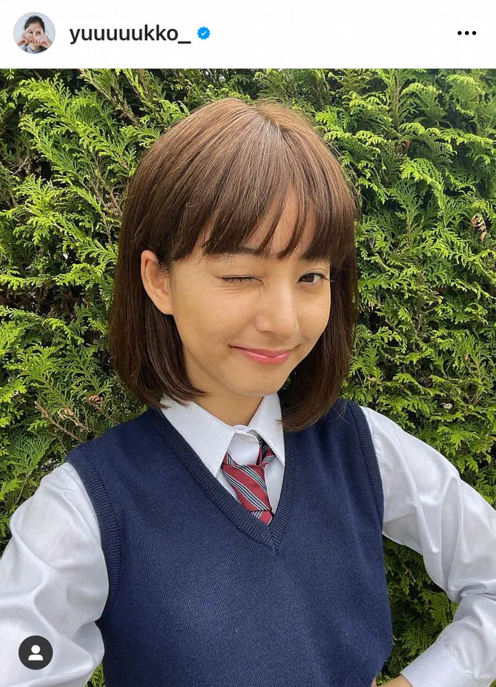 【画像・写真】新木優子　ボブ＆制服姿でのウインクショットに反響「かわいすぎ」「十分いけてますね」「現役JKですか」