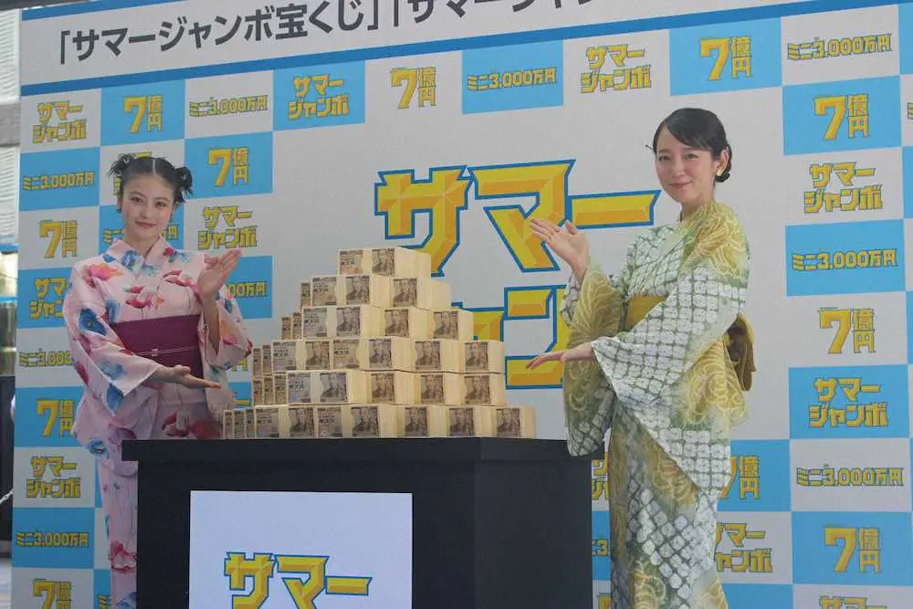 宝くじ発売記念イベントに登場した吉岡里帆（右）と今田美桜