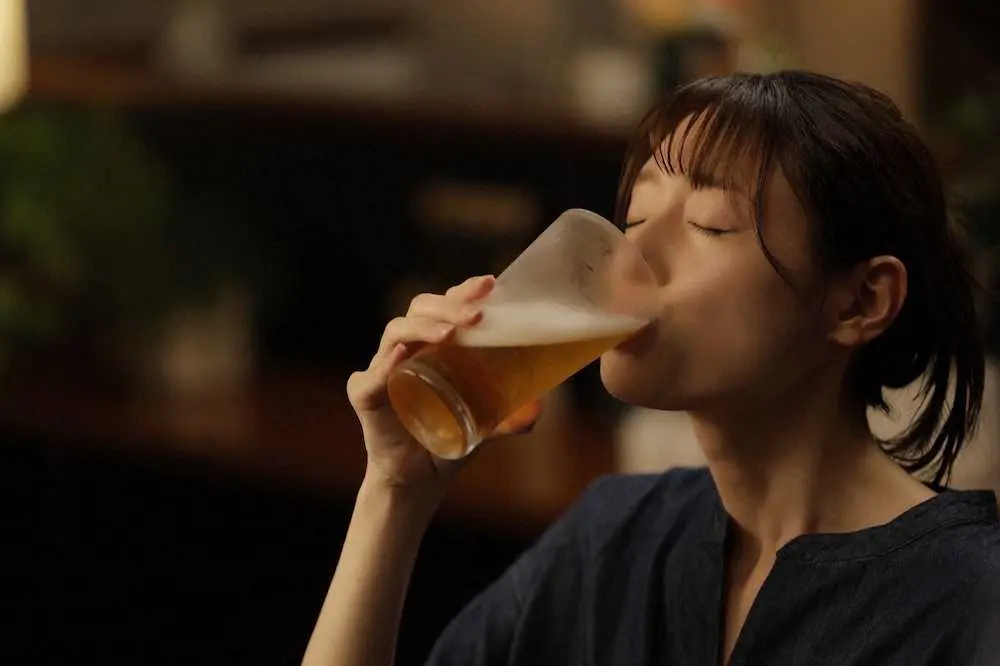 テレビ東京のドラマ「晩酌の流儀」で美幸（栗山千明）がビールを飲む場面（C）「晩酌の流儀」製作委員会PhotoBy提供写真
