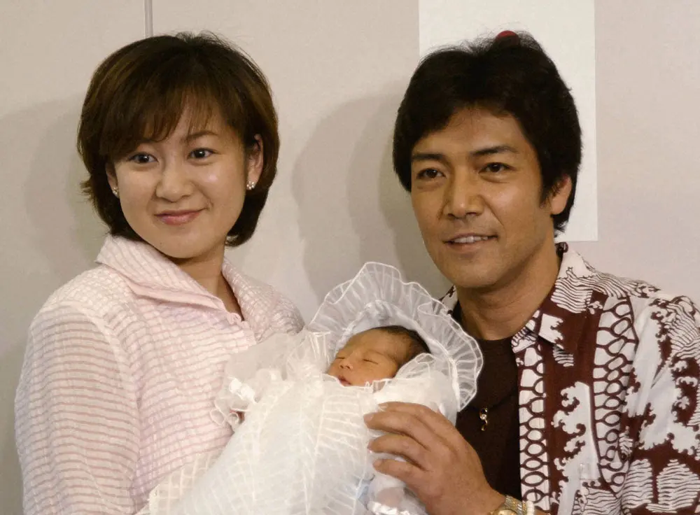 2002年、長女・文音ちゃんを抱いて撮影に応じる三井ゆり（左）、野口五郎