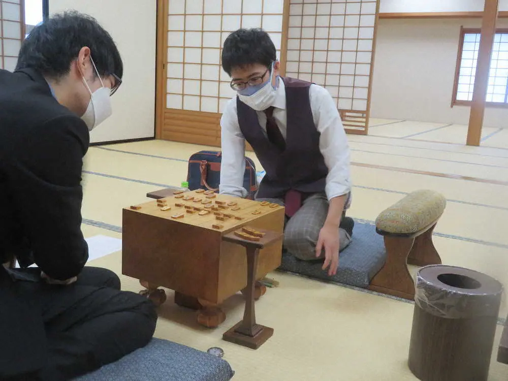 【画像・写真】服部四段、名人連続挑戦の斎藤八段に勝利　四段での6期ぶりリーグ入りあと1勝　王将戦2次予選準決勝