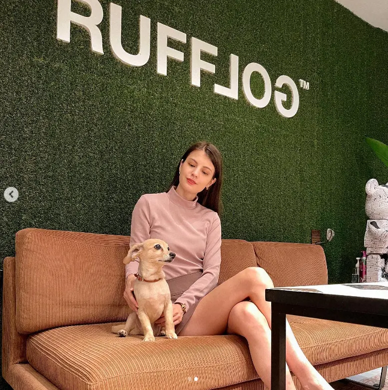 【画像・写真】マギー　ハイネックトップス＆ミニスカ姿公開に「めっちゃ美脚」「太ももにドキドキ」「脚が長すぎ」