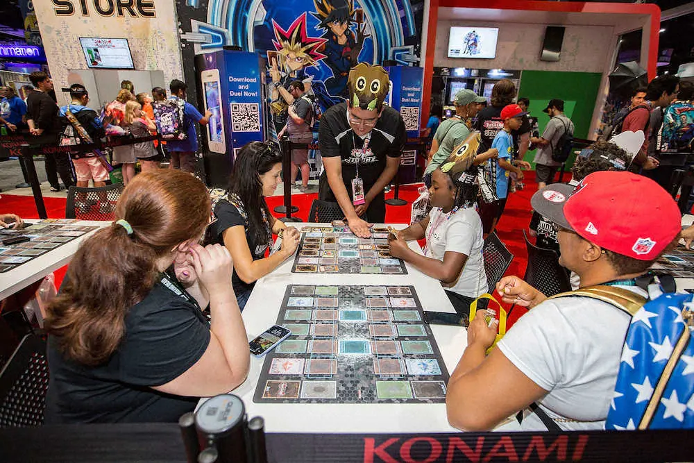 2018年7月、サンディエゴで行われたコミコンで「遊☆戯☆王」のカードゲームを行うファン（ゲッティ＝共同）