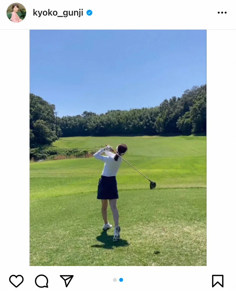 【画像・写真】日テレ郡司恭子アナ　ミニスカゴルフウエア姿で力強いスイング披露「後ろ姿が神」「ナイスショット」