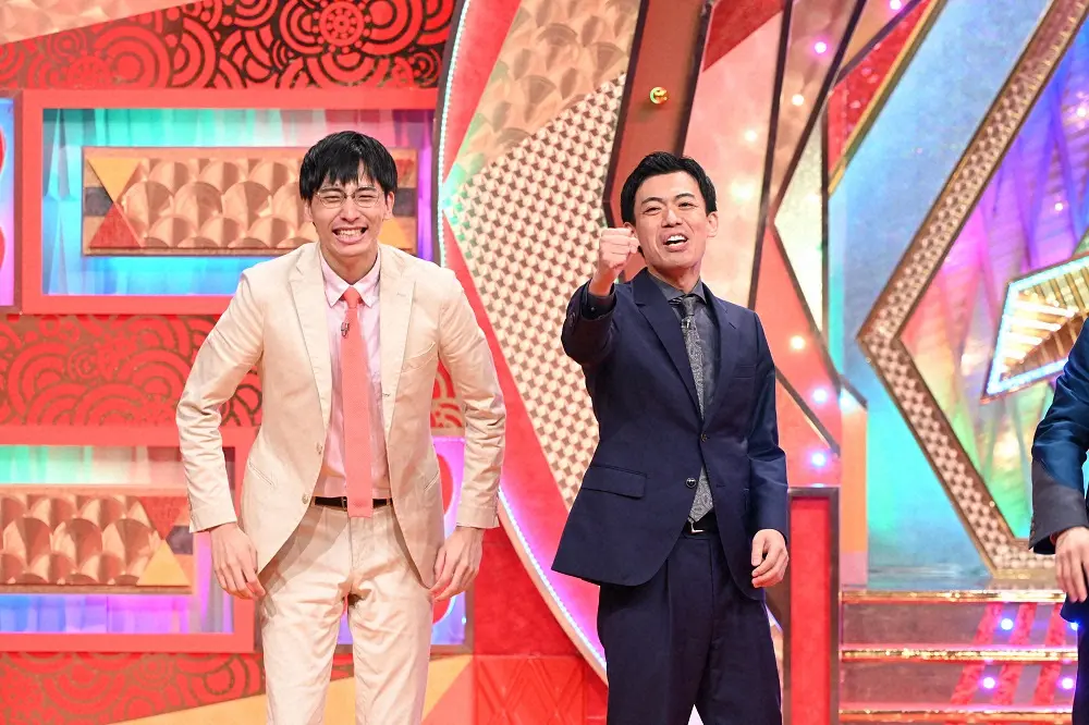 「第43回ABCお笑いグランプリ」を制した「カベポスター」の永見大吾（左）と浜田順平。優勝決定の瞬間（C）ABCテレビ
