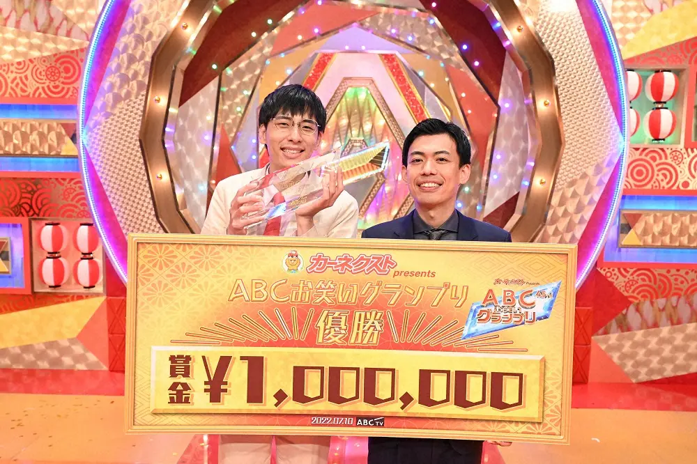 「第43回ABCお笑いグランプリ」を制した「カベポスター」の永見大吾（左）と浜田順平（C）ABCテレビ