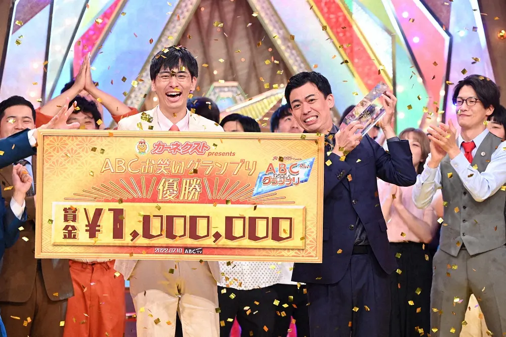 「第43回ABCお笑いグランプリ」を制し、賞金とトロフィーを授与される「カベポスター」の永見大吾（左）と浜田順平（C）ABCテレビ