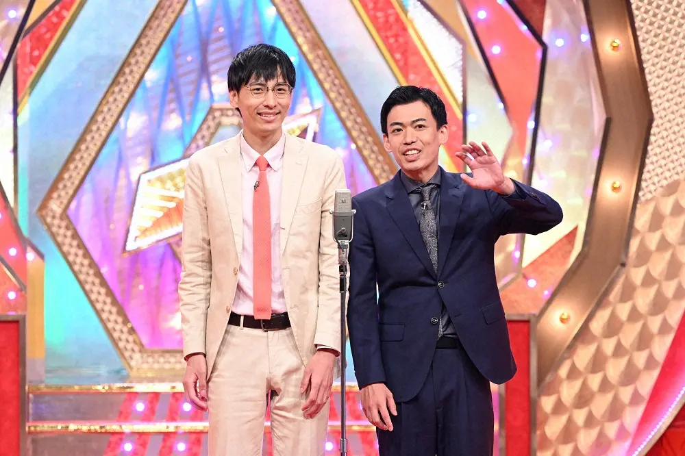 「第43回ABCお笑いグランプリ」を制した「カベポスター」の永見大吾（左）と浜田順平。漫才中の2人（C）ABCテレビ