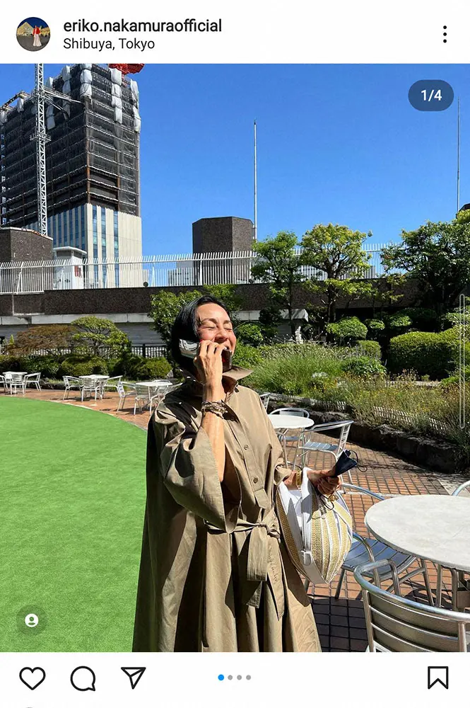 【画像・写真】中村江里子　子供らと一時帰国　10年以上使用の日本用のガラケーに姪「それ動くの？」