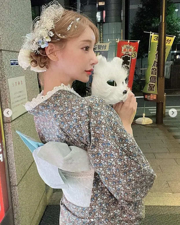 【画像・写真】明日花キララ　ブルーベリー柄の浴衣姿公開に「透明感が半端ない」「可愛すぎてとけそう」