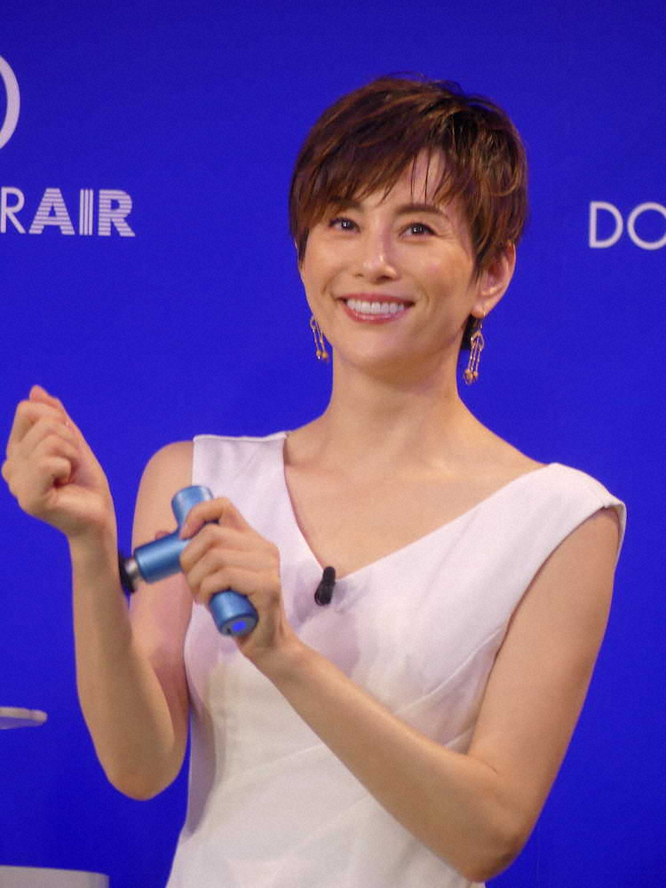 米倉涼子 スタイルを保つ秘訣は 家で座らないこと 座っていても位置を変えてみたりとか スポニチ Sponichi Annex 芸能