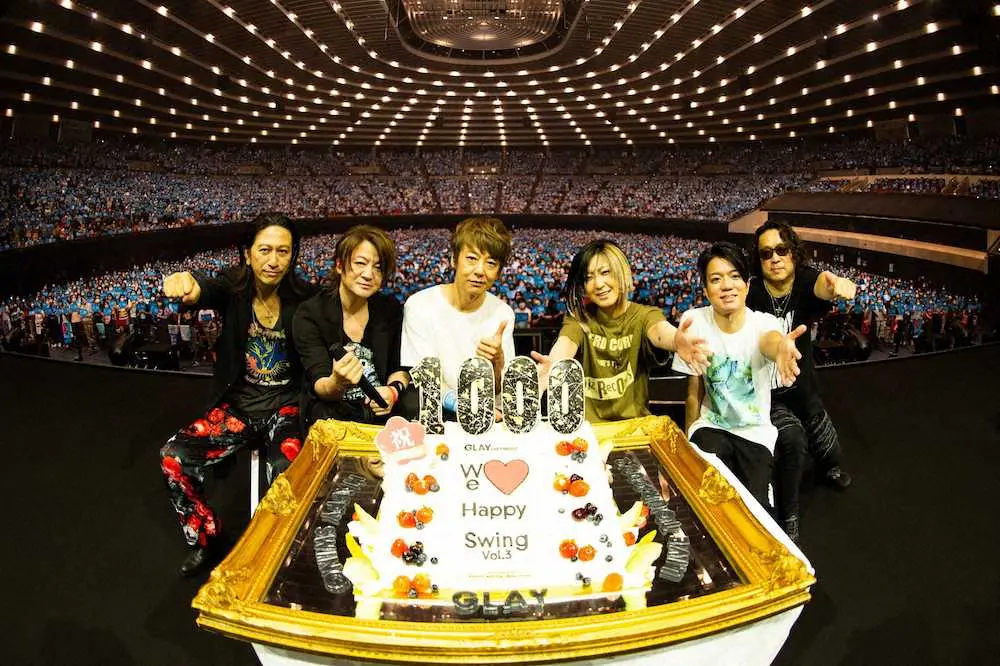 ファンをバックに公演1000回をケーキでお祝いする（左から）GLAYのTAKURO、TERU、JIRO、HISASHI、サポートメンバーのハジメタル、TOSHI　NAGAI