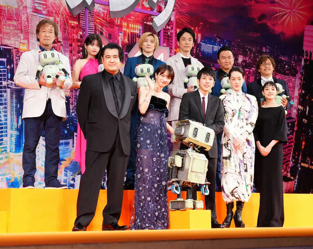 【画像・写真】二宮和也　迷子ロボット・タングを優しくナデナデ「本当にかわいらしい」