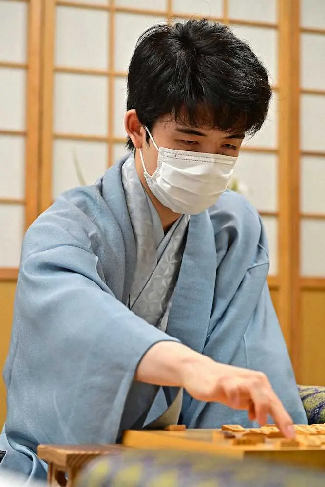 【画像・写真】藤井王位　豊島九段に99手圧勝でタイ！黒星スタートから4連勝防衛した昨年の再現だ