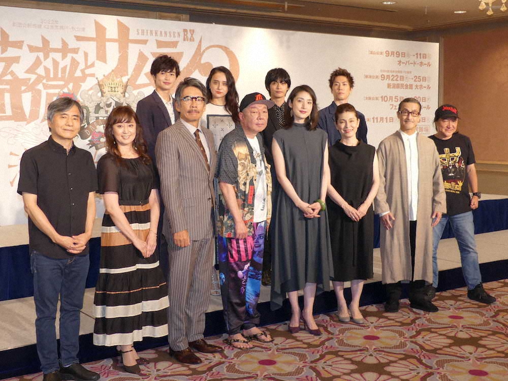 舞台 薔薇とサムライ2 海賊女王の帰還 の製作発表に出席した古田新太 前列左から4人目 天海祐希 同5人目 ら スポニチ Sponichi Annex 芸能