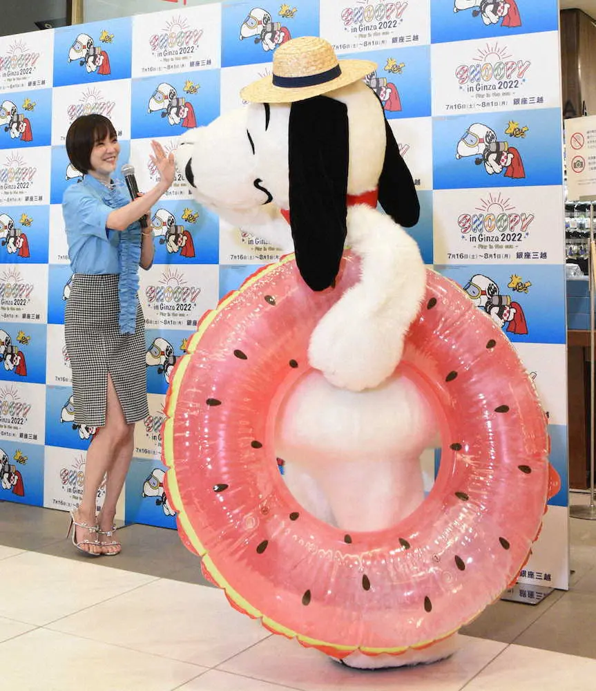 【画像・写真】倉科カナ　スヌーピーと笑顔でハグ　疲れた時は「イルカと泳ぎます」