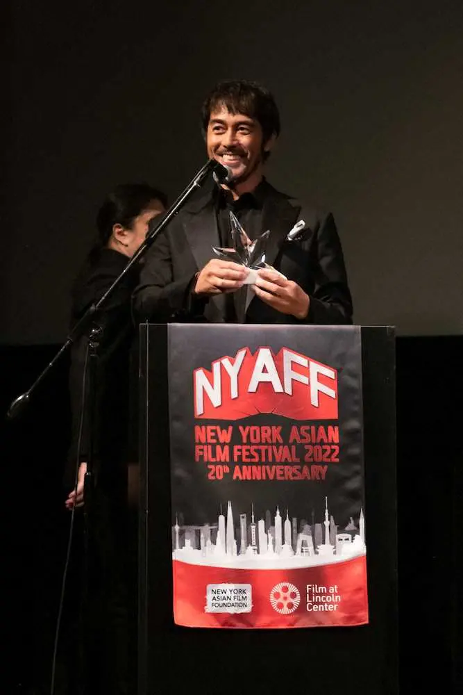 「ニューヨーク・アジアン映画祭」でのワールドプレミア上映で日本人初となる「スター・アジア賞」を受賞し、英語で喜びを語る阿部寛