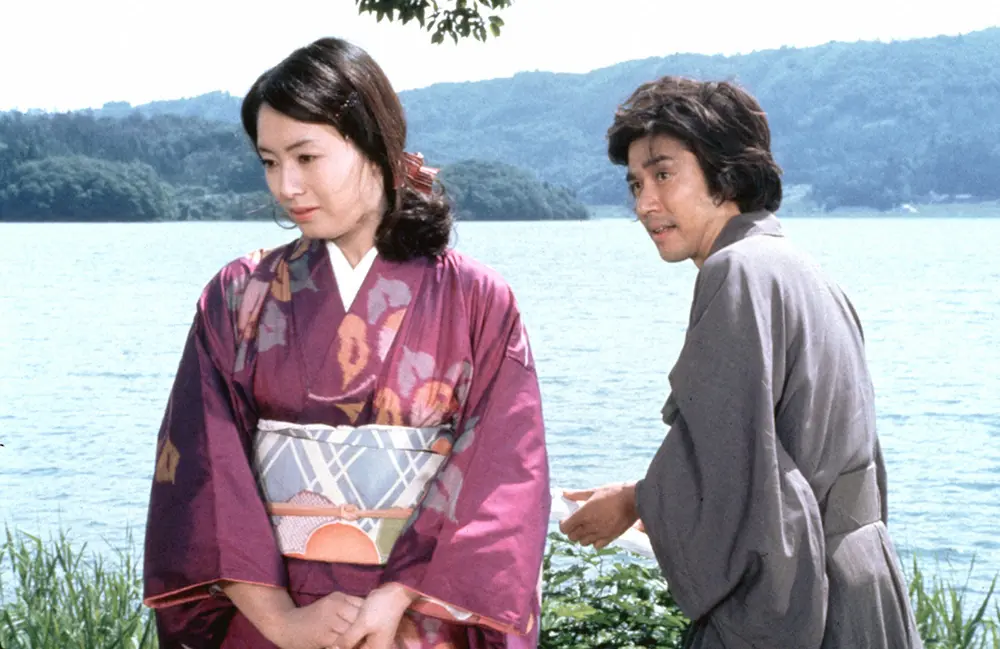 1976年に公開された映画「犬神家の一族」珠世役の島田楊子（左）と石坂浩二