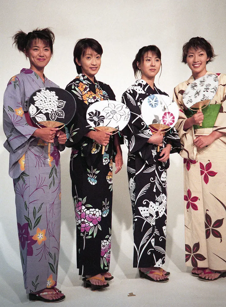 98年浴衣姿で球宴のベンチレポートに挑戦する（左から）進藤晶子、福島弓子、雨宮塔子、小川知子アナ