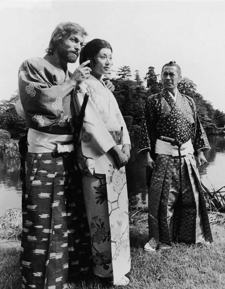 米国のドラマ「将軍　SHOGUN」に出演する島田陽子さん（中央）。右は三船敏郎さん
