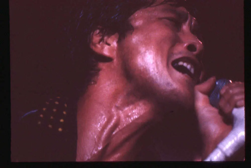 1982年9月、ドゥービー・ブラザーズのメンバーらを引き連れた全国ツアー日本武道館公演で熱唱する矢沢永吉
