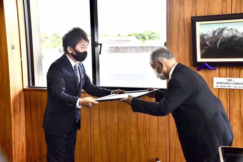 【画像・写真】紺綬褒章の松浦会長　3枚目の飾版「美しい海を守る手助けができたら」
