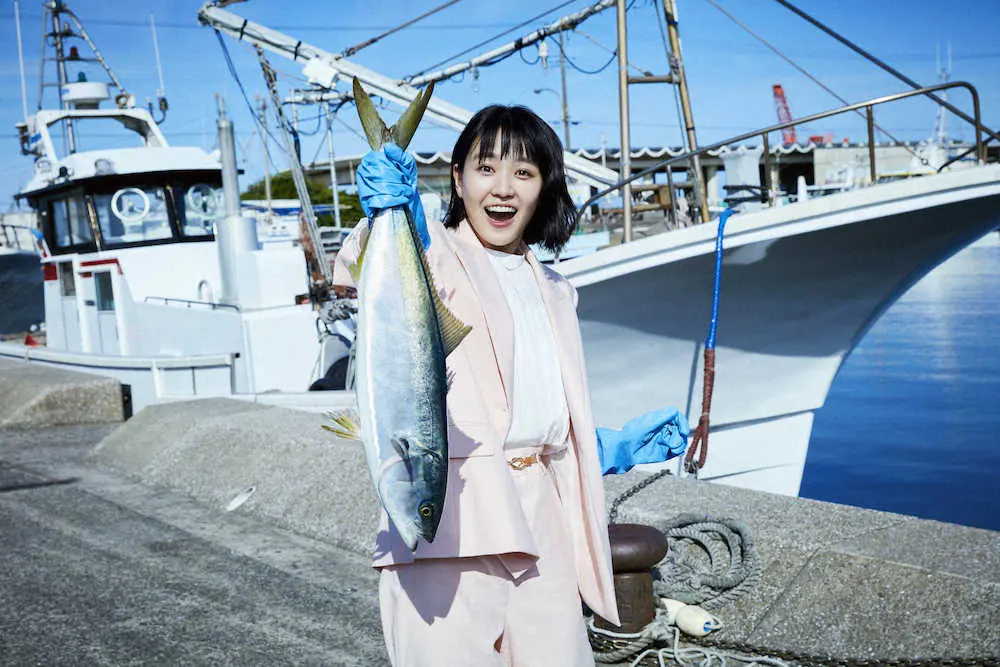 日本テレビドラマ「ファーストペンギン！」で、漁師を束ねるシングルマザーを演じる奈緒